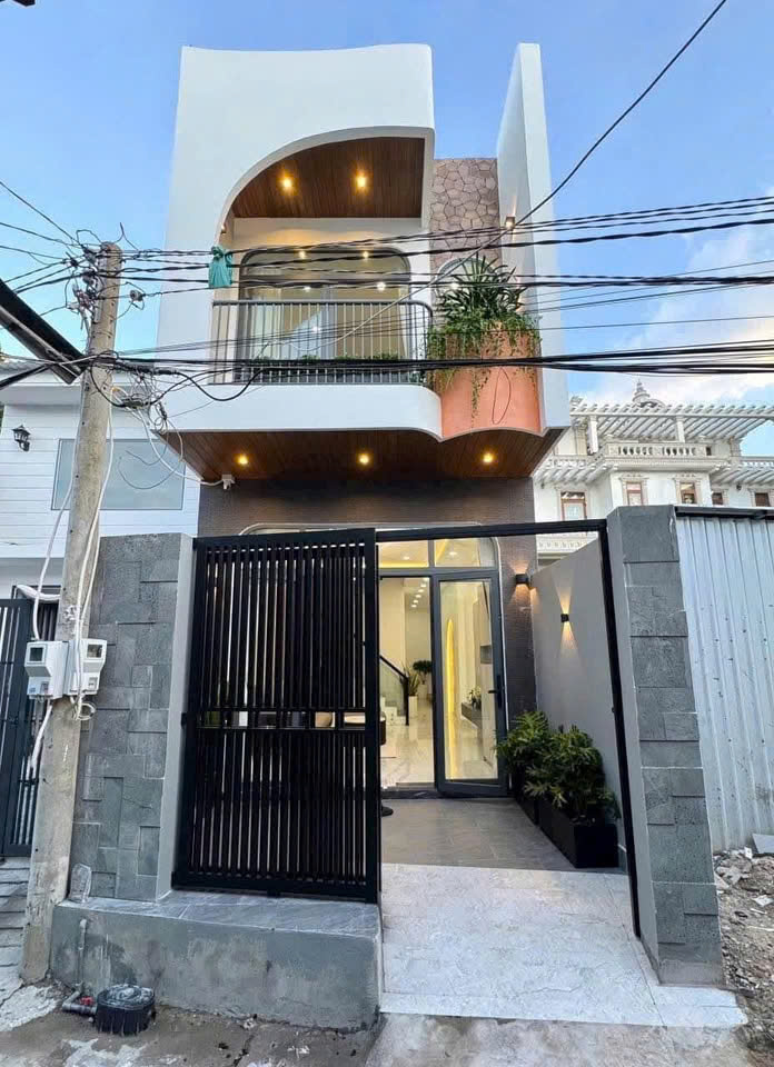 LẤY CHỒNG ĐỊNH CƯ NƯỚC NGOÀI CẦN BÁN GẤP Nhà 1Trệt 1 Lầu thiết kế hiện đại khu vực Biên Hòa - Ảnh chính